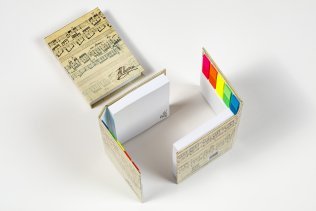 Notesik z karteczkami samoprzylepnymi